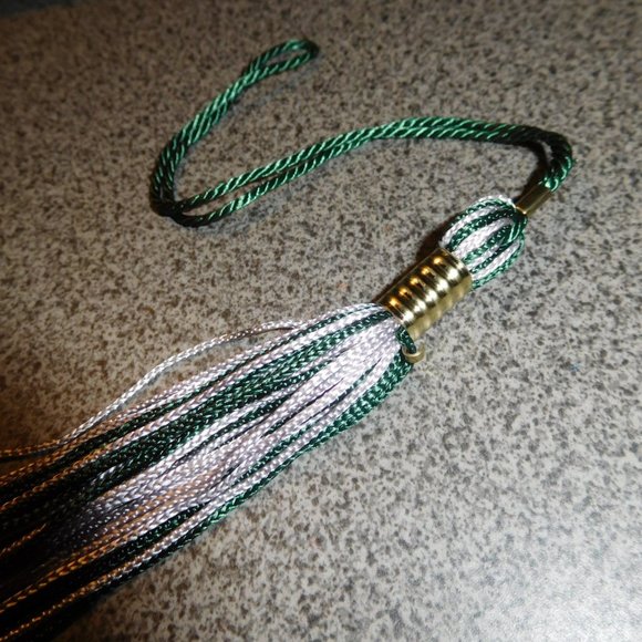 MOTARBOARD TASSLE GRADUATION GREEN SILVER TASSEL TASSLE NO YEAR CHARM - Picture 2 of 2